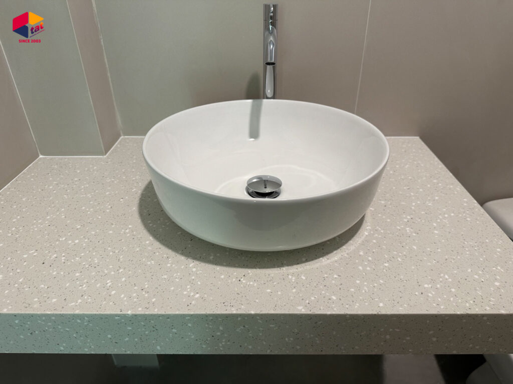 หินสังเคราะห์, ท็ฮปเคาน์เตอร์, หินเทียม